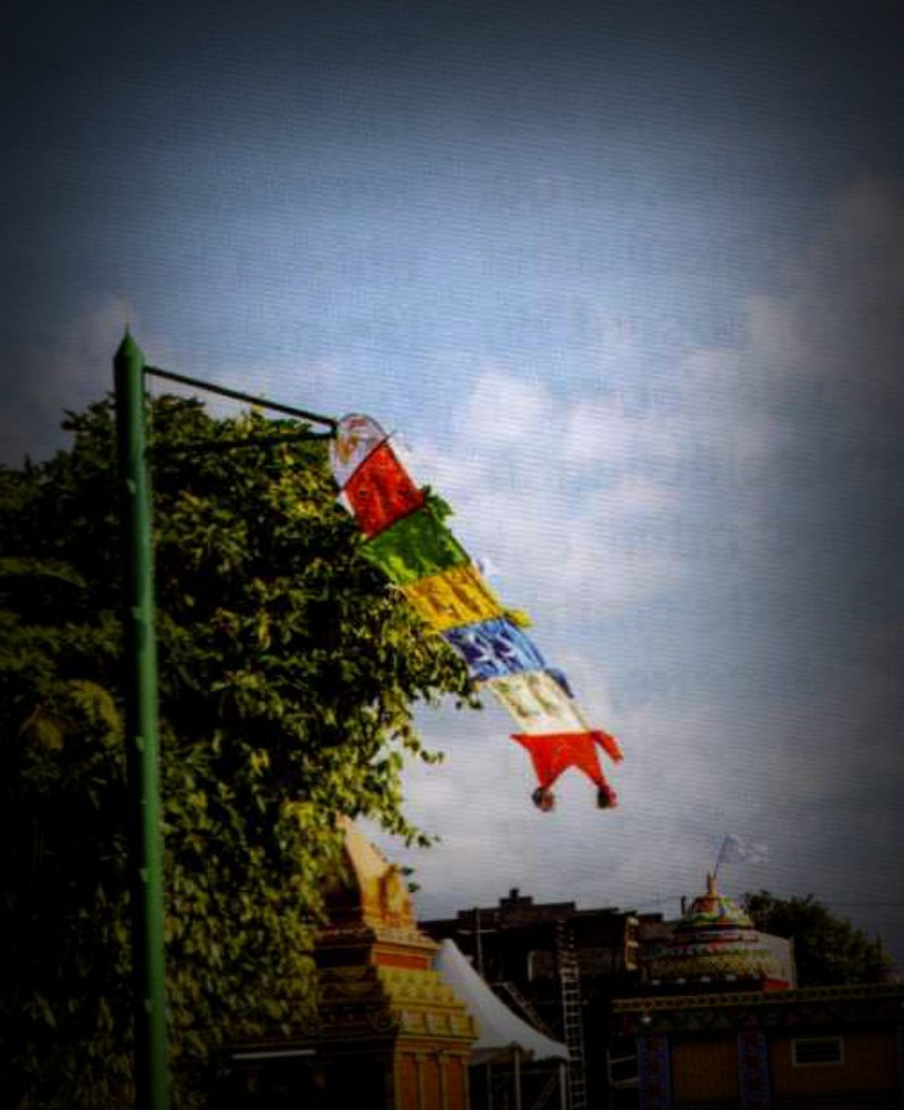 Le mât et le pavillon de Nargoulan dressés devant le temple